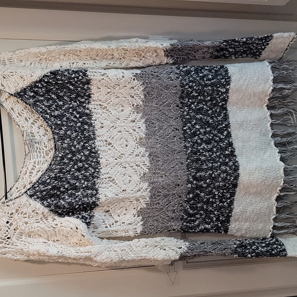 BKE Knit Pullover Sweater w/Fringed Hem - Medium